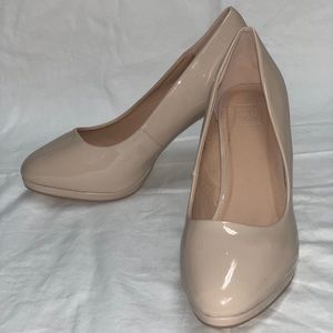 Wide width nude heel
